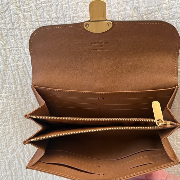 Louis Vuitton Mahina Iris Amelia Wallet - Picture 4 of 16